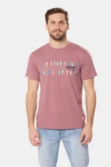 Remera de manga corta color ladrillo con cuello redondo y estampado frontal con diseño de remos y texto "Legacy Established 1972".