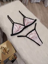 Conjunto de lencería rosa viejo de terciopelo grabado, con detalles de encaje negro y elásticos suaves.
