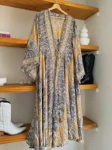 Kimono largo de seda con estampado floral, de manga amplia y corte fluido.