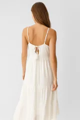 Vestido largo blanco de viscosa con breteles finos, escote recto, bordado en el busto y falda con volados.