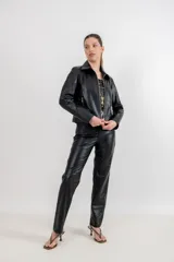 Pantalón de cuero ovino color negro, de corte recto y tiro alto.