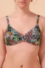 Top de bikini estampado con hojas y animal print, sin aro, con breteles regulables, aplique en forma de V en el escote y nudo regulable en la espalda.