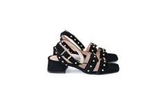 Sandalias negras de gamuza con taco cuadrado y tiras con tachas doradas.