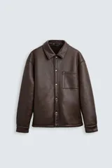 Sobrecamisa marrón de efecto piel con interior de borreguillo a tono, de corte relaxed fit, cuello solapa, manga larga con puños abotonados, bolsillos de plastrón en pecho y laterales, efecto lavado y cierre frontal con botones a presión.