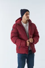 Campera puffer azul marino para hombre, con capucha ajustable, cuello alto, bolsillos con cierre y logo en goma.