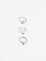 Set de anillos plateados de zinc y hierro.