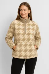 Buzo color beige con estampado de pata de gallo en marrón, cuello alto con cierre de cremallera, bolsillo tipo canguro y cordón ajustable en el ruedo.