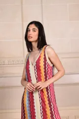 Vestido largo con estampado vertical multicolor, escote en V y espalda baja en V.