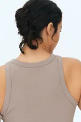 Musculosa color topo de punto de algodón acanalado, de corte entallado con cuello redondo y ribete fino en escote y sisas.