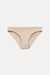 Braguita clásica color beige confeccionada en modal con cintura elástica.