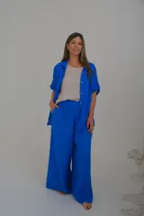 Camisa azul francia de mangas cortas con botones.