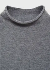 Jersey de punto fino color gris, de corte recto y cuello perkins.