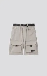 Bermuda color beige con cintura elástica, cordón de ajuste y cinturón negro con hebilla plástica. Tiene bolsillos delanteros y bolsillos cargo con solapa.