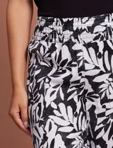 Pantalón largo de lino estampado en blanco y negro, con pretina ancha elastizada tipo smock, pierna ancha y ruedo con tajo.
