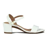 Sandalia de mujer color negro, con tira ancha en la parte delantera y tira fina ajustable con hebilla metálica en el tobillo. Posee un taco ancho y bajo.