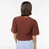 Blusa marrón con escote en V, mangas cortas y lazos para atar en el frente.