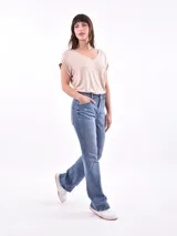 Pantalón de jean azul de corte oxford, tiro alto y bolsillos delanteros y traseros.