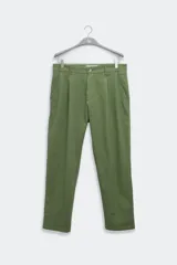Pantalón verde oliva de algodón con textura seersucker, bolsillos laterales y traseros, cierre con botón y cremallera, parche con logo.
