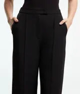 Pantalón de vestir negro de corte recto, con cierre delantero y bolsillos laterales.
