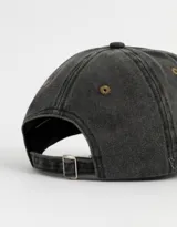 Gorra de gabardina color gris oscuro con visera color beige. Tiene bordado frontal con la palabra "Sunlight" y la frase "Follow your destiny".