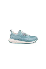 Championes de cuero celeste con cordones blancos y suela blanca con base celeste.