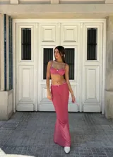 Conjunto de bikini de tres piezas con estampado vichy rojo y blanco. Incluye corpiño con detalle de botón y pollera larga con abertura lateral.