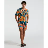Camisa de hombre de manga corta con estampado de hojas tropicales en tonos naranja, azul y verde. Tiene cuello clásico, cierre con botones y un bolsillo en el pecho.
