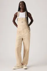 Jardinero color beige de corte holgado, con tirantes ajustables y múltiples bolsillos.