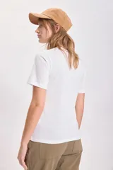 Remera blanca de algodón con cuello redondo y bordado dorado con la frase "Golden Hour".
