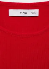 Top blanco de tejido de punto fino, sin mangas, cuello redondo y diseño entallado.