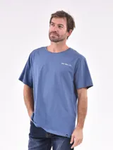 Remera color beige con estampado pequeño en el pecho.