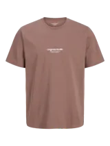 Remera marrón de manga corta con cuello redondo y corte relajado. Diseño con estampa en relieve.