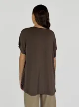Blusa blanca de mangas cortas con escote en V y corte holgado.