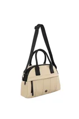 Cartera Las Oreiro color marrón, con asas y correa de hombro ajustables en color negro. Presenta un diseño acolchado con costuras verticales y un bolsillo frontal con cierre.