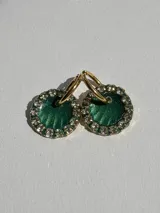 Par de aros colgantes con dije circular de resina con glitter multicolor y borde de strass. El arito es de acero quirúrgico dorado.