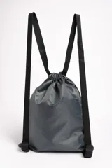 Mochila gris oscuro con cierre de cordón ajustable y tiras negras. Tiene un bolsillo frontal con cierre y dos bolsillos laterales de red.