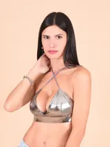 Top de bikini color fucsia metalizado, con corte triangular y breteles finos.