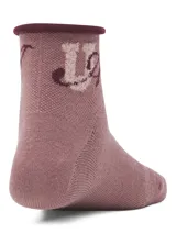 Pack de tres pares de medias Under Armour Essential para mujer, de corte tobillero, color blanco con detalles en rosa y celeste.