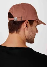 Gorro de gabardina color marrón, con visera curva y correa ajustable en la parte trasera.