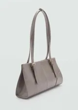 Bolso tipo tote de color gris con efecto piel, forro interior, asa corta y asa de hombro. Presenta cierre a presión y cierre de cremallera, bolsillo interior, hebillas decorativas.