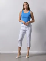 Pantalón capri blanco de tencel elastizado marca Ruby Rd, con bolsillos simulados en la parte delantera y bolsillos aplicados en la parte trasera. Presenta pretina ancha, corte recto y terminación de ruedo desflecado.