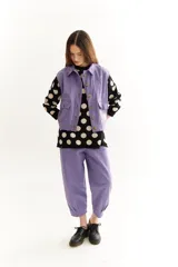 Chaleco lila de gabardina de algodón con pespuntes en contraste.