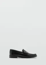 Zapato negro de cuero tipo mocasín con suela plana, diseño clásico y elegante.