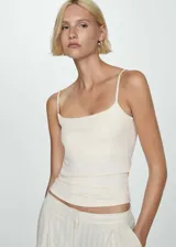 Top color crema de tejido fluido con tirantes finos, escote recto y diseño entallado.