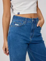 Pantalón de jean recto color negro gastado, confeccionado en 98% algodón y 2% elastano.