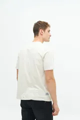 Remera celeste de manga corta con estampa fotográfica en el frente.