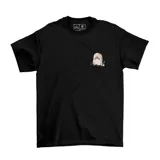 Remera de algodón negro con estampado en el pecho que muestra una tumba y elementos gráficos. Diseño auténtico de la colección Emexem Originals.