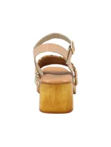 Sandalias con plataforma de madera y capellada tejida multicolor.