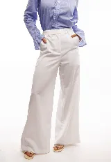 Pantalón de vestir color beige, de corte recto y pierna ancha, con tiro alto y bolsillos laterales.