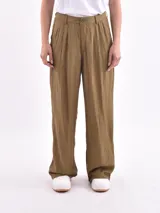 Pantalón de corte amplio, color oliva con pliegues frontales y cintura ajustable.